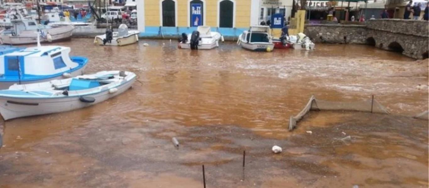 Σύμη: Mεγάλα προβλήματα από την κακοκαιρία - Πλημμύρισαν οι δρόμοι (βίντεο)